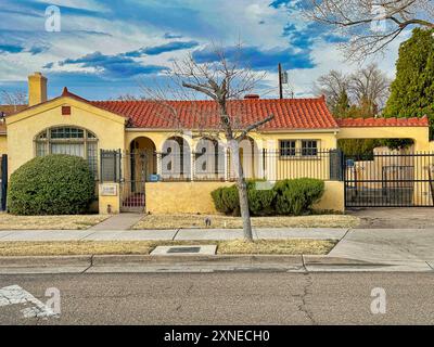 ALBUQUERQUE, NEW MEXICO, USA - 8. MÄRZ 2023. Gelbes altes Gebäude mit gekacheltem Dach. Bürogebäude Stockfoto