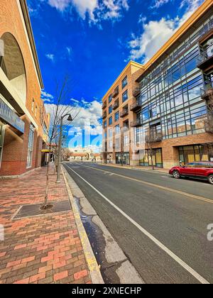 ALBUQUERQUE, NEW MEXICO, USA - 8. MÄRZ 2023. Moderne Straßen und Gebäude. Straßenlaterne Stockfoto