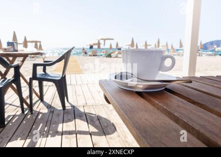 Leere Stühle und Tisch auf dem Beachside Deck Stockfoto