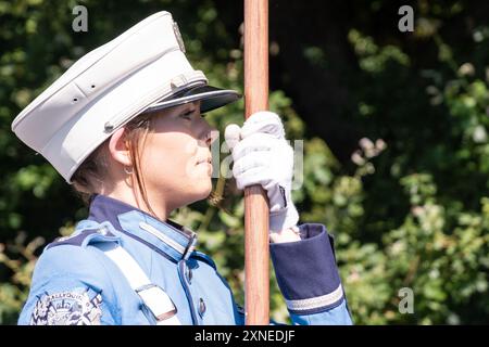 Ballyclare, Nordirland - 27. August 2022: Mädchen, Flaggenträger, Standardträger, Ballyquin Flöte Band bei der jährlichen Royal Black Institution Parade. Stockfoto