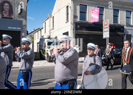 Ballyclare, Nordirland - 27. August 2022: Die Genossen Flöte Band mit Royal Black Preceptory No. 168 zieht durch das Stadtzentrum. Stockfoto