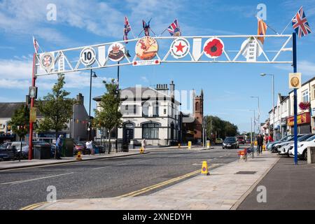 Ballyclare, Nordirland - 27. August 2022: Orange Order, Royal Black Institution Arch gegenüber. Symbole Bibel und Krone, union Jack, Flaggen Stockfoto