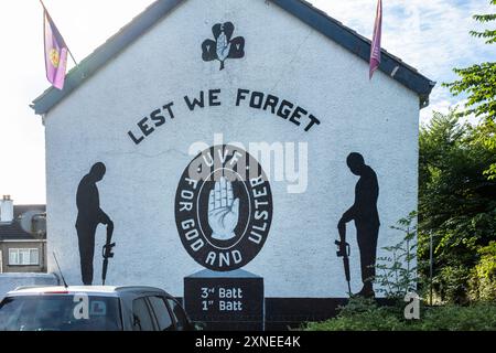 Ballyclare, Nordirland - 27. August 2022: Ulster Volunteer Force UVF YCV paramilitärische Wandmalerei Leses for God and Ulster. Stockfoto