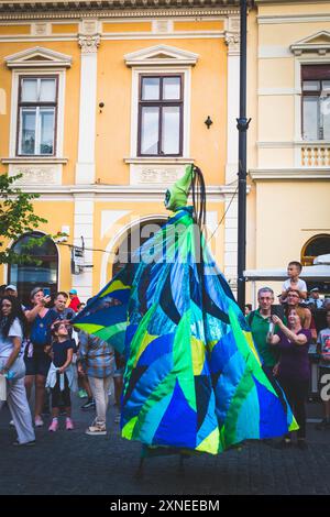 Lebendiger Straßenkarneval beim Internationalen Theaterfestival in Sibiu (2021) mit farbenfrohen Kostümen und fröhlichen Festlichkeiten. Stockfoto