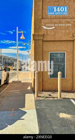 Albuquerque, New Mexico, USA - 7. März 2023. 1401 Central Ave Büroanlage Stockfoto