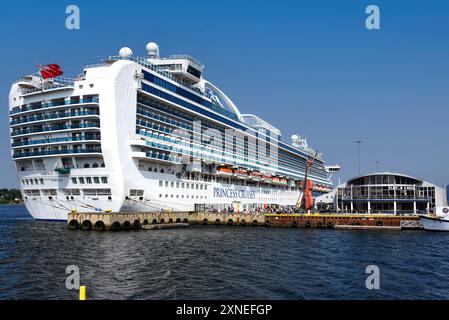 Sydney, Kanada - 29. Juli 2024: Kreuzfahrtschiff Emerald Princess of Princess Cruises legte im Hafen von Sydney in Cape Breton Nova Scotia an. Sydney ist ein Stockfoto