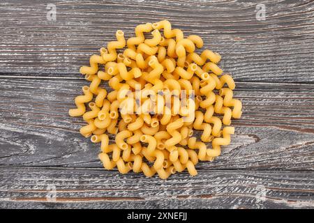 Pasta Cavatappi auf Holzhintergrund, Draufsicht Stockfoto