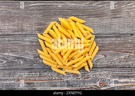 Pasta Penne Rigate auf Holz Hintergrund von oben Stockfoto