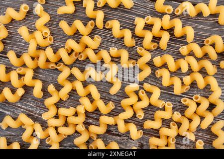 Pasta Cavatappi auf Holzhintergrund, Draufsicht Stockfoto