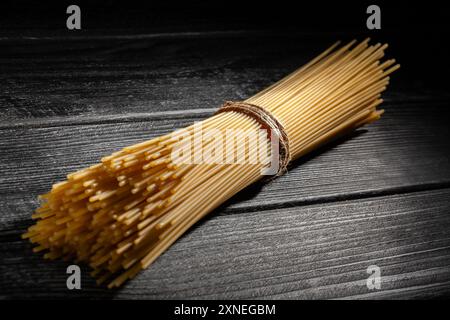 Nudelspaghetti auf Holzhintergrund Stockfoto
