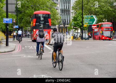 London, England, Vereinigtes Königreich - 27. Juni 2023: Menschen, die mit dem Fahrrad zur Arbeit in Zentral-London fahren Stockfoto