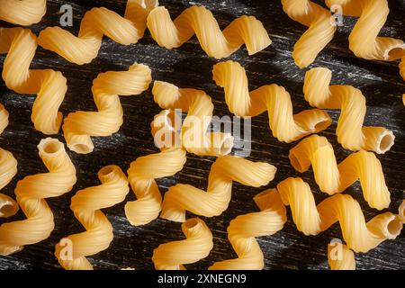 Pasta Cavatappi auf Holzhintergrund, Draufsicht Stockfoto