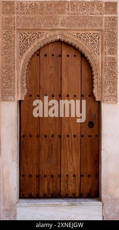 Vertikaler Schuss zu einer Holztür im Palast der Alhambra in Granada, Spanien. Arabisches Muster. Stockfoto
