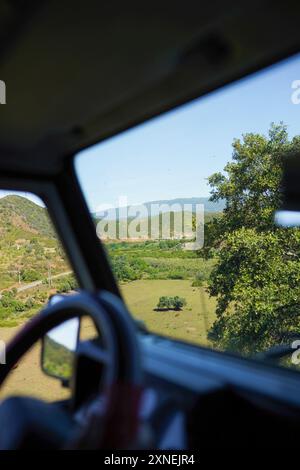 Panoramablick vom Jeep-Beifahrersitz aus mit Blick auf den Monchique-Berg und die grüne Landschaft Stockfoto