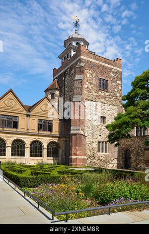 Die Charterhouse Chapel und Gärten in der Charterhouse Gruppe von historischen Gebäuden, Farringdon, London, Großbritannien Stockfoto