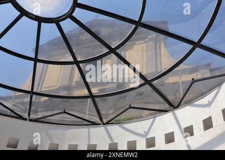 Neapel - Scorcio della Basilica di Santa Maria degli Angeli dalla stazione Metro Chiaia Stockfoto