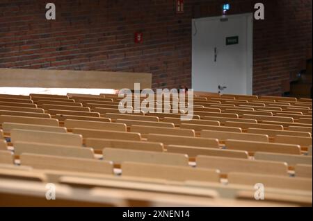 Berlin, Deutschland. Juli 2024. Ein leerer Hörsaal in einer Universität. Quelle: Niklas Graeber/dpa/Alamy Live News Stockfoto