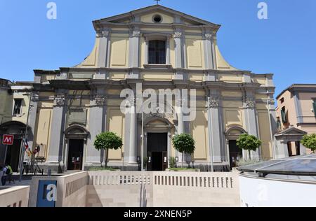 Neapel - Basilica di Santa Maria degli Angeli dalla piazza della stazione Metro Chiaia Stockfoto