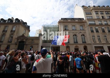 Paris, Frankreich. 31. Juli 2024. Zuschauer sehen den Triathlon der Männer bei den Olympischen Spielen 2024 in Paris, Frankreich, am 31. Juli 2024. Quelle: Li Ming/Xinhua/Alamy Live News Stockfoto