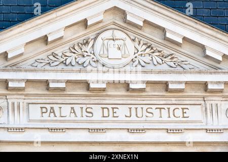 Auf dem Giebel der Fassade eines Gerichtsgebäudes steht die Aufschrift „Palais de Justice“ in französischer Sprache, Etampes, Frankreich Stockfoto