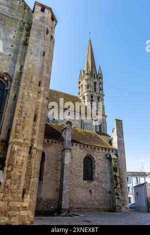 Außenansicht der Stiftskirche Notre-Dame-du-Fort in Etampes, einer katholischen Kirche aus dem 12. Jahrhundert, die als historisches Denkmal steht Stockfoto