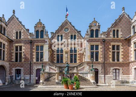 Außenansicht des Hôtel Groslot, ein bemerkenswertes Gebäude aus dem 16. Jahrhundert im Renaissancestil, Orléans, Frankreich Stockfoto