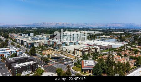 Blick aus der Vogelperspektive auf Wohnwohnungen und Geschäftsgebäude in der Innenstadt von Sunnyvale. Skyline des Silicon Valley. Blick auf die Diablo Mountain Range Stockfoto