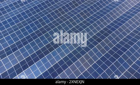 Nahaufnahme einer umfangreichen Reihe blauer Solarpaneele, die auf Kipprahmen montiert und schräg montiert sind. Solarenergie. Stockfoto