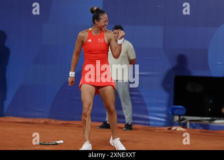 Paris, Frankreich. 31. Juli 2024. Zheng Qinwen aus China feiert nach dem Viertelfinale der Frauen gegen Angelique Kerber von Deutschland bei den Olympischen Spielen 2024 in Paris, Frankreich, 31. Juli 2024. Quelle: Gao Jing/Xinhua/Alamy Live News Stockfoto