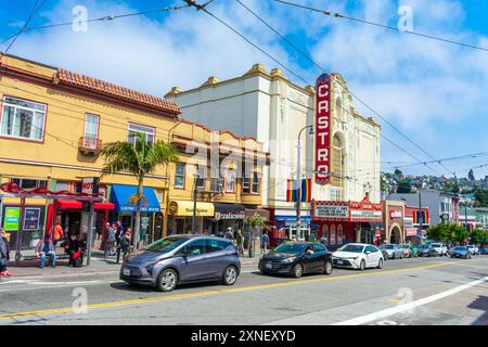 Geschäftiger Tag im San Francisco Castro District, mit dem historischen Festzelt des Castro Theatre und belebten Bürgersteigen gesäumt von Geschäften und Fußgängern - San Fran Stockfoto