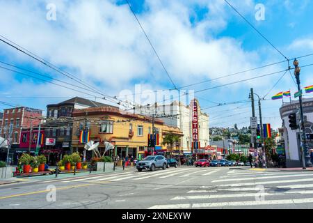 Geschäftiger Tag im San Francisco Castro District, mit dem historischen Festzelt des Castro Theatre und belebten Bürgersteigen gesäumt von Geschäften und Fußgängern - San Fran Stockfoto