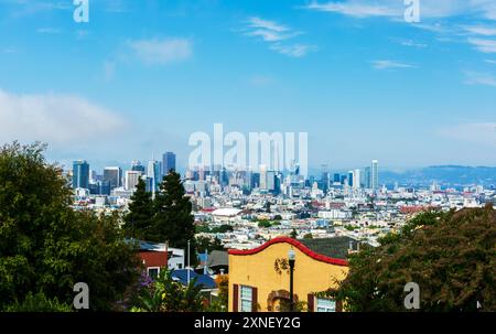 Blick auf San Francisco vom Wohnviertel Dolores Heights mit Wohnhäusern und der Skyline der Innenstadt Stockfoto