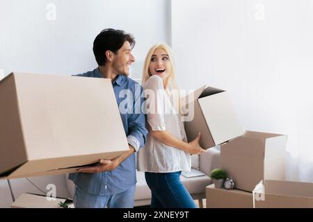 Junges Paar mit beweglichen Kästen Umzug an neuen Ort Stockfoto