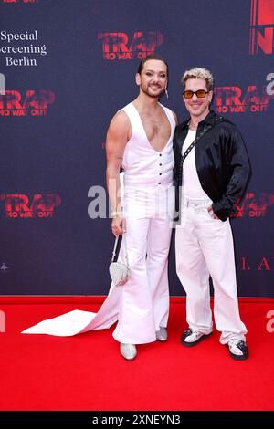 Riccardo Simonetti und Nico stank bei der „Trap: No Way Out“ Filmpremiere am 31.07.2024 in Berlin Stockfoto