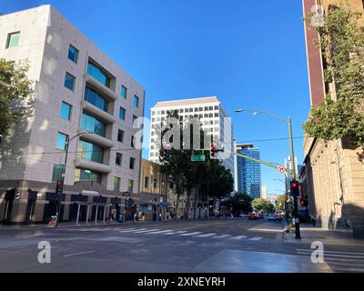 Blick auf die Innenstadt von San Jose an der Kreuzung First Street und Santa Clara Street. Spärlicher Verkehr und Fußgänger - San Jose, Kalifornien, USA - 26. Juni 2 Stockfoto