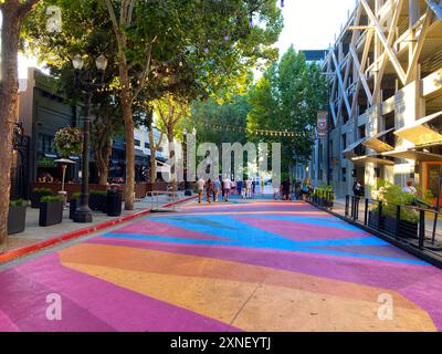 Lebendige Straßenkunst schmückt einen Fußgängerweg am San Pedro Square in der Innenstadt von San Jose, umgeben von Bäumen und Restaurants - San Jose, Kalifornien, Stockfoto