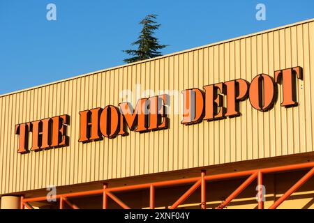 Home Depot-Schild, Logo an der Fassade des amerikanischen multinationalen Einzelhandelsunternehmens für Wohnungsbau - San Jose, Kalifornien, USA - 2. Juli 2024 Stockfoto