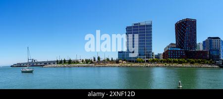 Panoramablick auf den China Basin Park und moderne Bürogebäude am Mission Rock vom Oracle Park aus in San Francisco, Kalifornien, USA Stockfoto