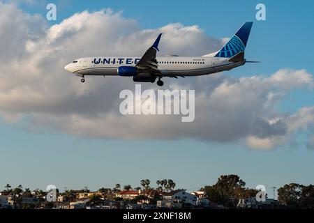 Eine United Airlines Boeing 737-800 bei Landung am Flughafen San Diego. Stockfoto