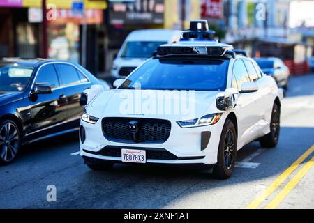 Waymo One Jaguar fahrerloses Auto auf der Stadtstraße. Vorderansicht. Selektiver Fokus – San Francisco, Kalifornien, USA – 22. Juni 2024 Stockfoto