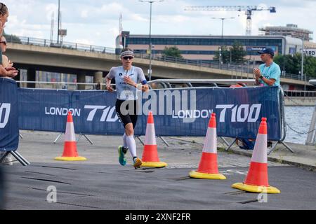 Juli 2024, T100 Triathlon World Series Women's Race, London Docklands, Großbritannien. Sophie Coldwell aus Großbritannien. Stockfoto