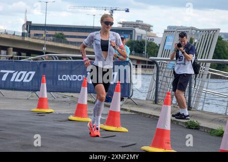 Juli 2024, T100 Triathlon World Series Women's Race, London Docklands, Großbritannien. Laura Madsen aus Dänemark. Stockfoto