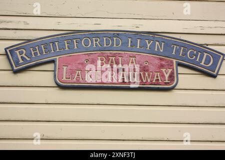 Schildern Sie am Stellwerk am Bahnhof Llanuwchllyn der Bala Lake Railway, Wales, Großbritannien Stockfoto