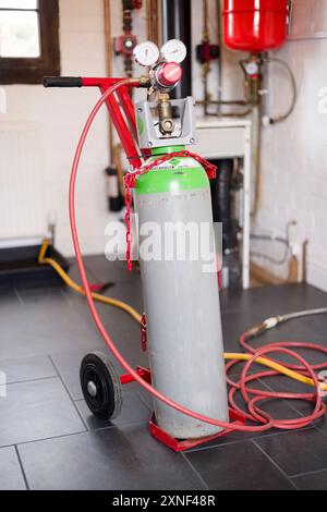 BUCKINGHAMSHIRE, Großbritannien - 07. März 2024. Leckerkennung Zentralheizung. Tracergasflasche, die an eine Zentralheizung in einem britischen Haushalt angeschlossen ist Stockfoto