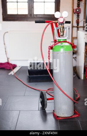BUCKINGHAMSHIRE, Großbritannien - 07. März 2024. Leckerkennung Zentralheizung. Tracergasflasche, die an eine Zentralheizung in einem britischen Haushalt angeschlossen ist Stockfoto