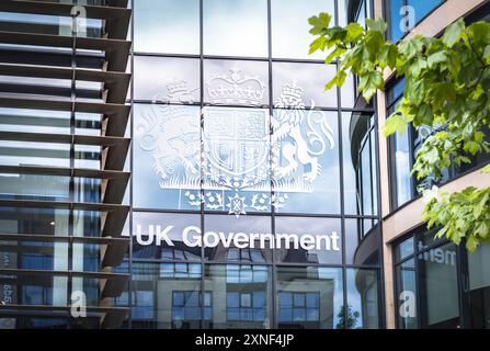 EDINBURGH, Großbritannien - 30. Mai 2024. Das Wappen des Vereinigten Königreichs auf der Außenseite des HMRC-Gebäudes der britischen Regierung, Queen Elizabeth House, Edinburgh, Vereinigtes Königreich Stockfoto