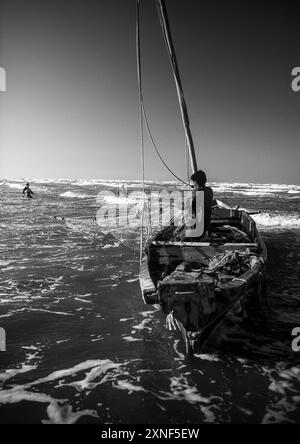 Fischer fischen Muscheln am Ufer des Maracaibo-Sees, Paraguaipoa, Bundesstaat Zulia, Venezuela Stockfoto