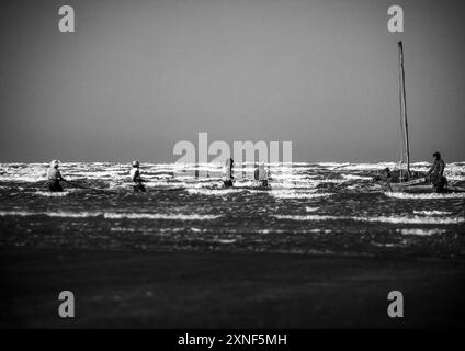 Fischer fischen Muscheln am Ufer des Maracaibo-Sees, Paraguaipoa, Bundesstaat Zulia, Venezuela Stockfoto