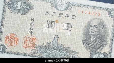 Vorderseite einer von Japan gedruckten 1-Yen-Banknote, die Hahn in einem Haufen Maiz, Weizen und Porträt Ninomiya Sontoku zeigt Stockfoto