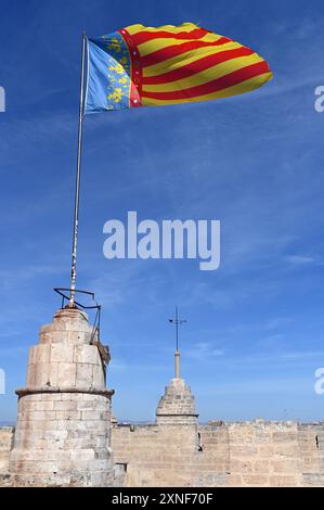 Flagge der Gemeinschaft Valencia auf den Serrano Towers in Valencia, Spanien Stockfoto